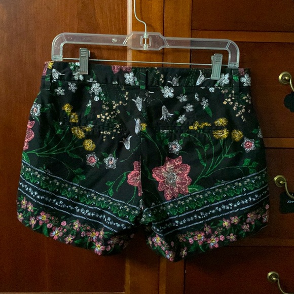 Pretty black floral everyday shorts size 4 - Picture 5 of 9